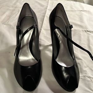 Nine West Peep Toe Mary Jane Pumps. NWOT. Size 9. 3 1/2” heel. Never worn.